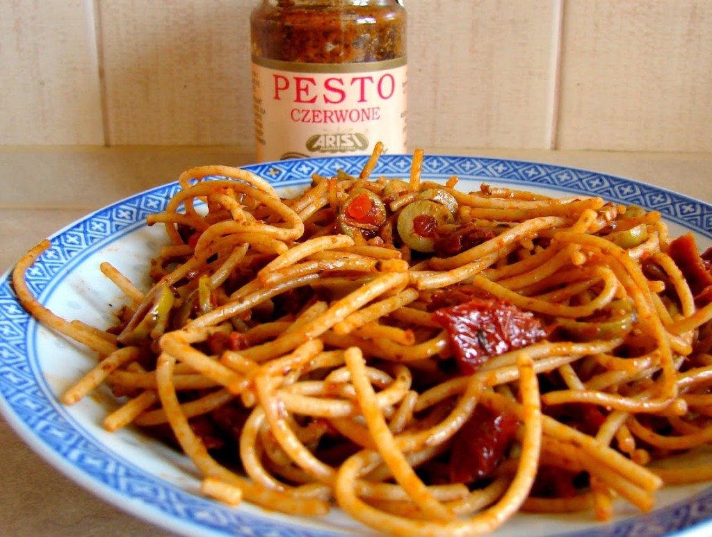 Makaron z pesto i suszonymi pomidorami