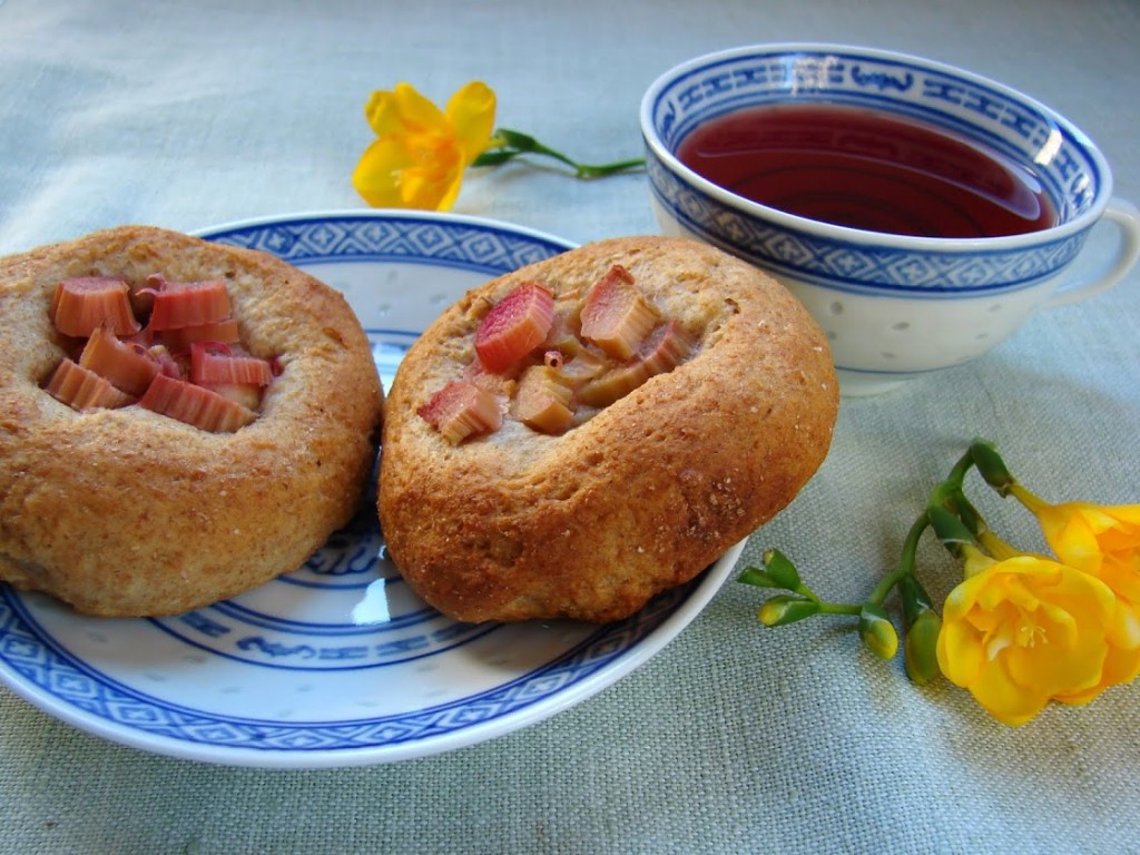 Bułeczki drożdżowe z rabarbarem