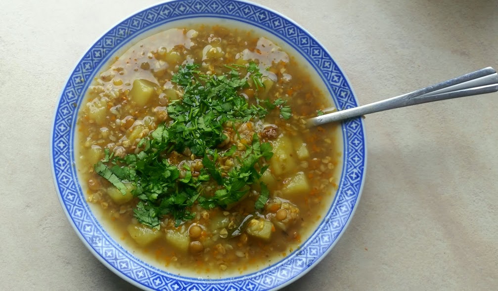 Jesienna zupa z kaszą gryczaną i soczewicą